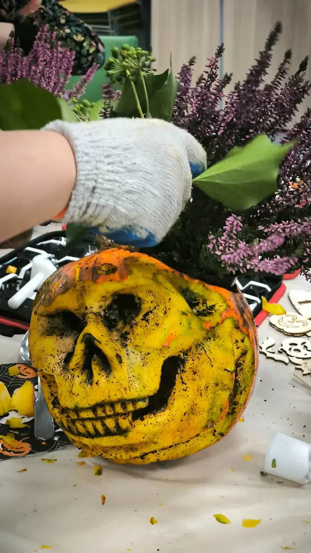 Kreatywny carving dyni na warsztatach Halloween